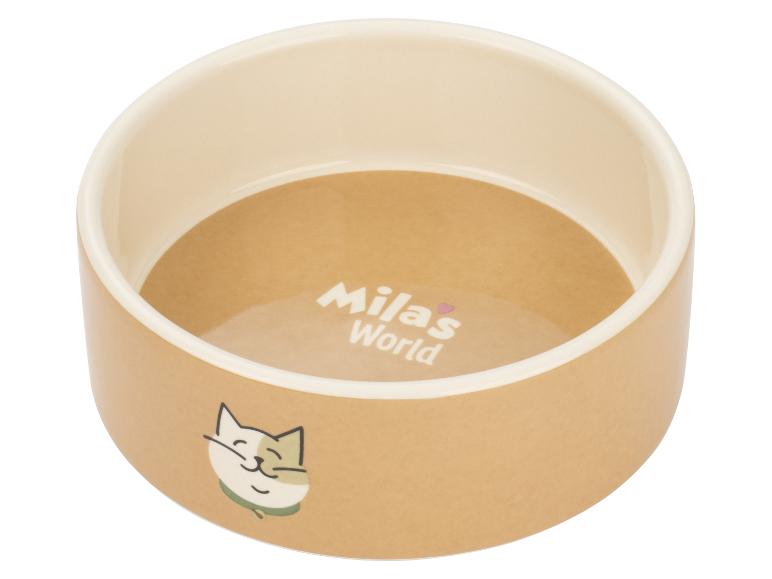 Beige keramische voerbak voor huisdieren met de tekst 'Mila's World' en een kattenafbeelding.
