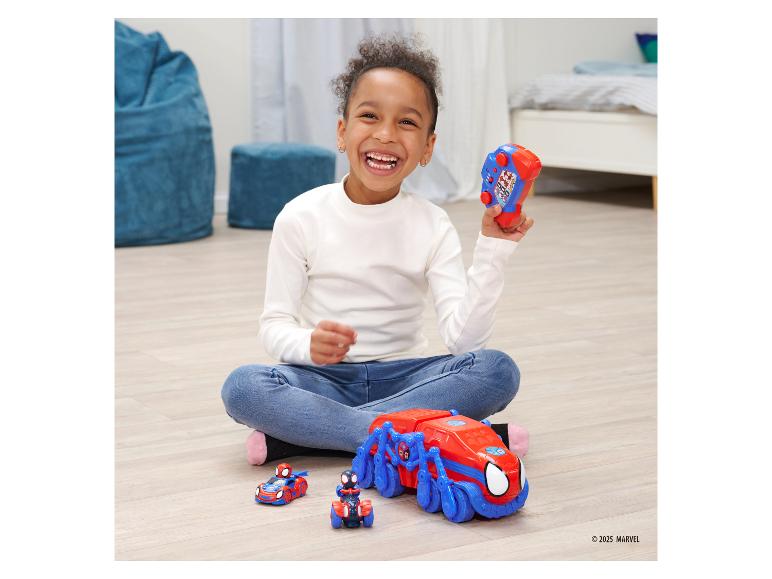 Blij meisje speelt met Spidey en zijn geweldige vrienden Spider-Man voertuigen.