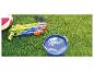 Waterpistool, strandbal, zonnebril en emmer water op het gras.