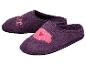 Paarse wollen pantoffels met roze details.