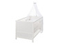 Wit babybed met hemel en beddengoed met sterren