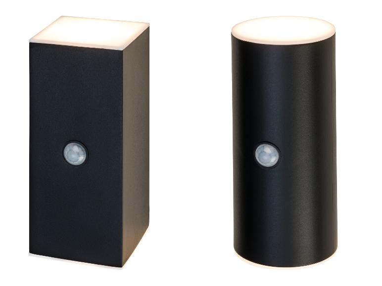 Twee zwarte buitenlampen met bewegingssensor, één vierkant en één rond.