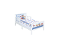 Wit peuterbed met cartoonhondenfiguren en een blauw pootafdrukontwerp.