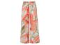Wijde broek met bloemenprint in koraal en groene tinten.