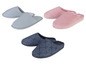 Drie paar pantoffels: roze, grijs en donkerblauw met patroon.