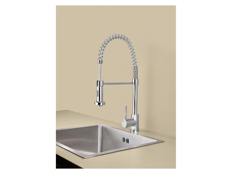Chromen keukenkraan met spiraalveer en roestvrijstalen spoelbak in beige aanrecht.