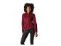 Lachende vrouw in bordeauxrode fleece jas en zwarte legging