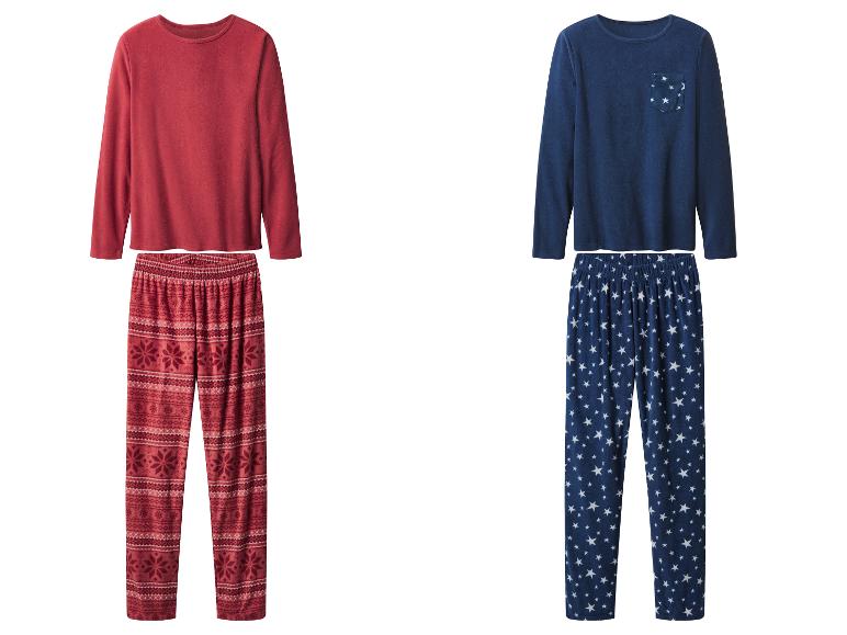 Twee sets fleece pyjama's, één rood met sneeuwvlokpatronen, één blauw met sterpatronen.