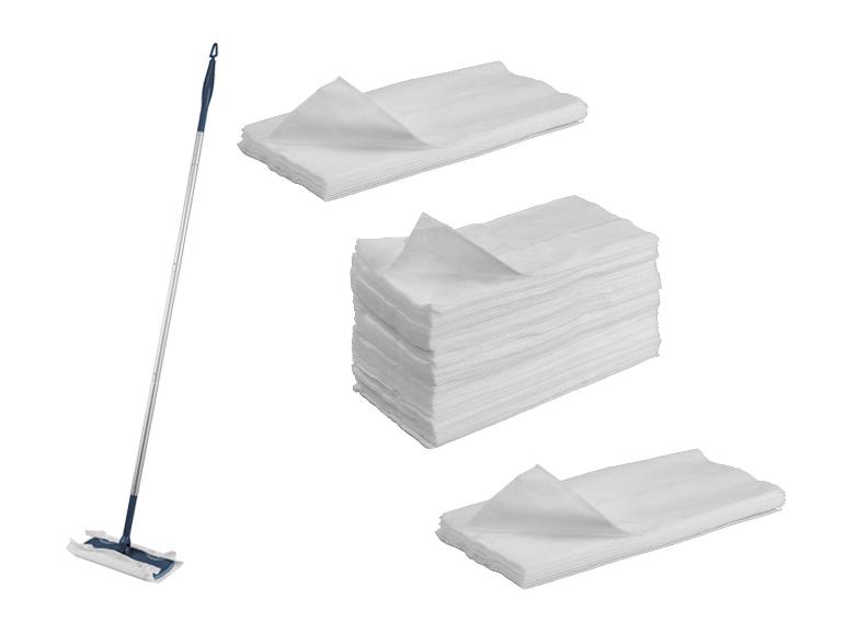 Vlakke mop met steel en stapels witte schoonmaakdoeken.