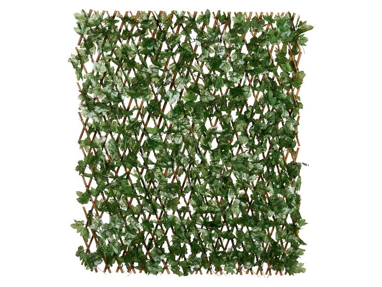 Uitschuifbaar houten hek met kunstmatige groene bladeren.