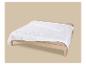 Wit dekbed op een houten bed met beige lakens