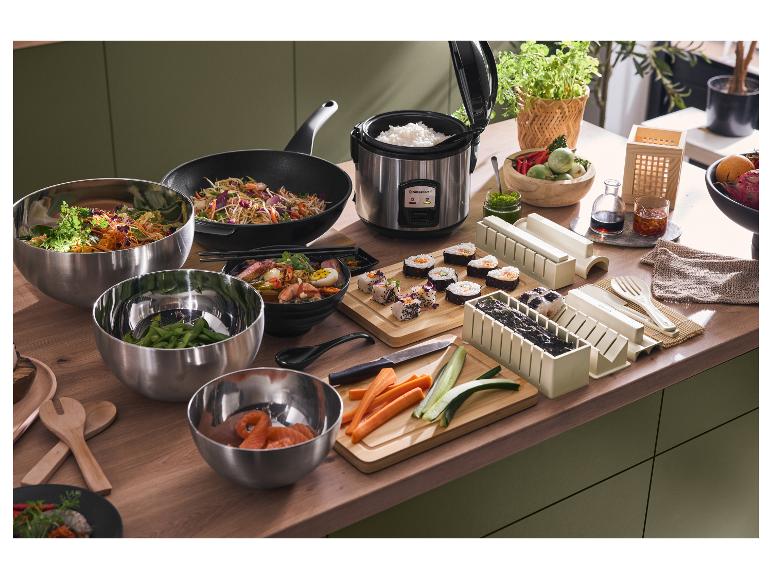 Aziatisch koken met Silvercrest rijstkoker, wok, sushivormen en kommen op een houten aanrecht.