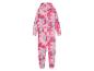 Een roze onesie met capuchon in tie-dye stijl.