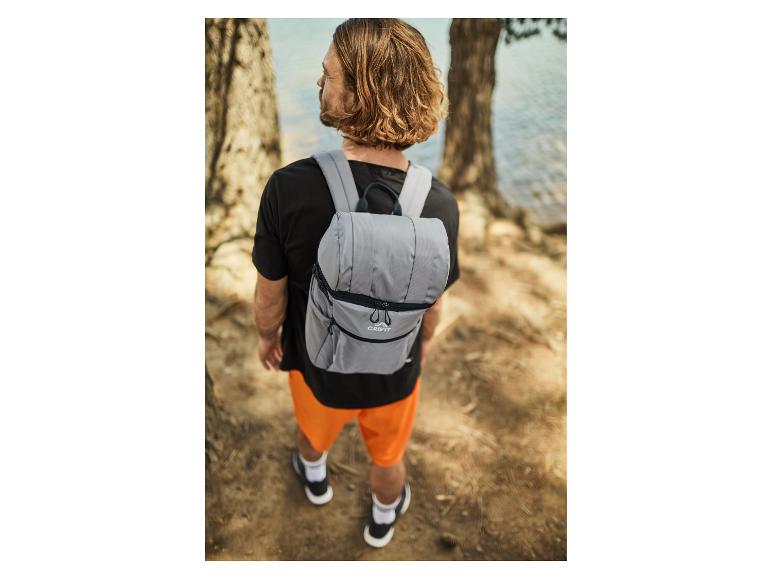 Man met grijze Crivit rugzak bij een meer.