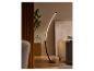 Moderne gebogen LED staande lamp in een stijlvol interieur.