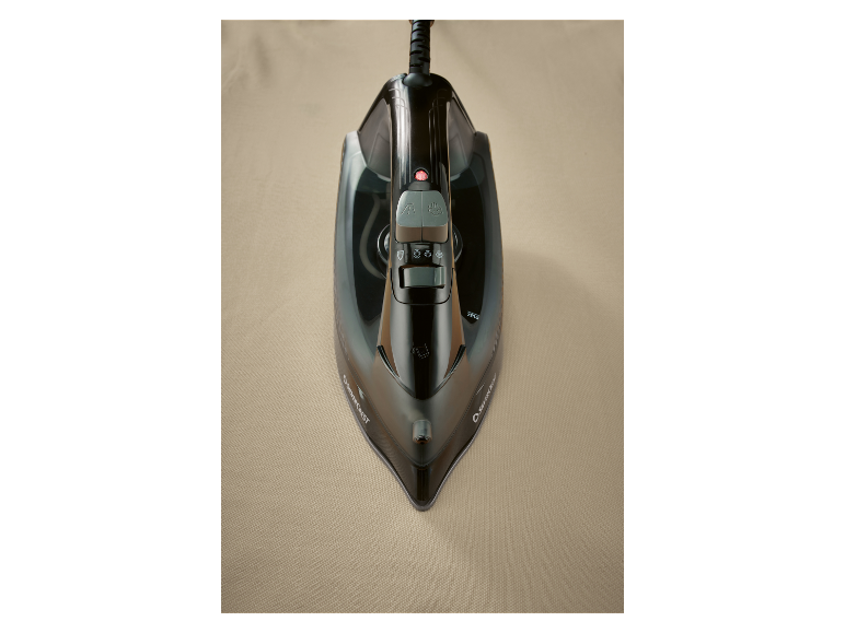 Silvercrest strijkijzer op een beige oppervlak.