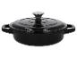 Zwarte gietijzeren pan met deksel.