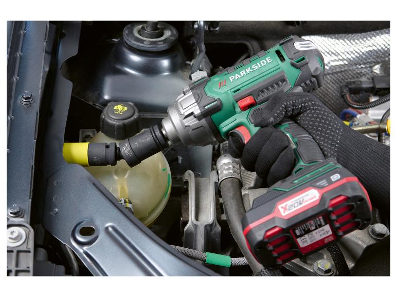 PARKSIDE X 20V Team slagschroevendraaier gebruikt in een automotor.