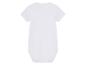 Een wit babypakje met korte mouwen.