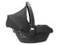 Een zwarte babyautostoel met een zonnekap.