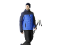 Man in blauwe en marineblauwe ski-jas, zwarte skibroek en muts, met skistokken.