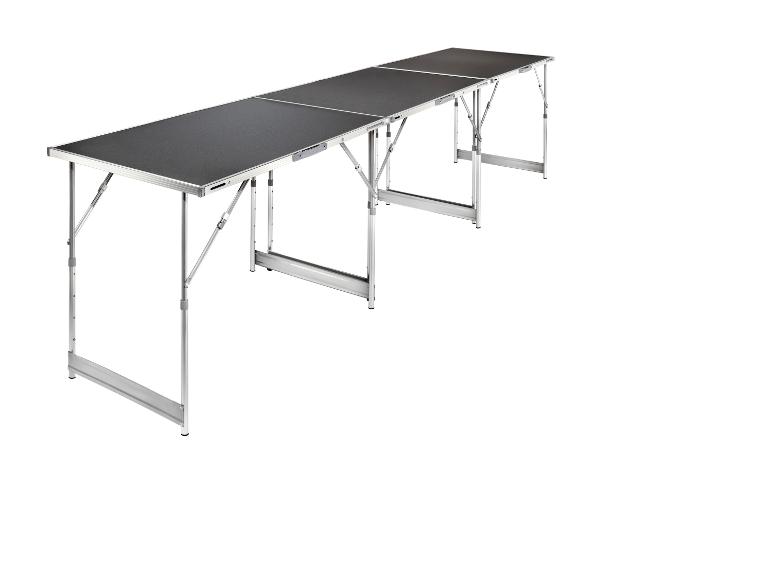 Drie gekoppelde klaptafels met zwarte bladen en zilveren metalen frames.