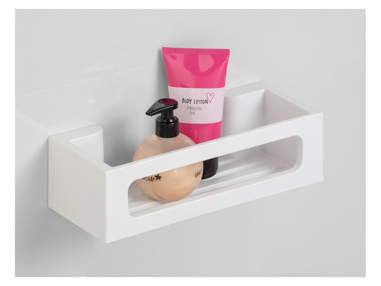 Een witte wandrek met een flesje handzeep en een flesje bodylotion.