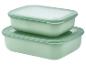 Twee rechthoekige mintgroene voedselbewaarbakjes, op elkaar gestapeld.