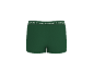 Groene herenboxershort met elastische tailleband op een zwarte achtergrond.