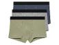 Drie boxershorts in groene, grijze en blauwe kleuren.