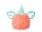 Harig Furby-speelgoed met roze-oranje vacht en turquoise oren en haar.