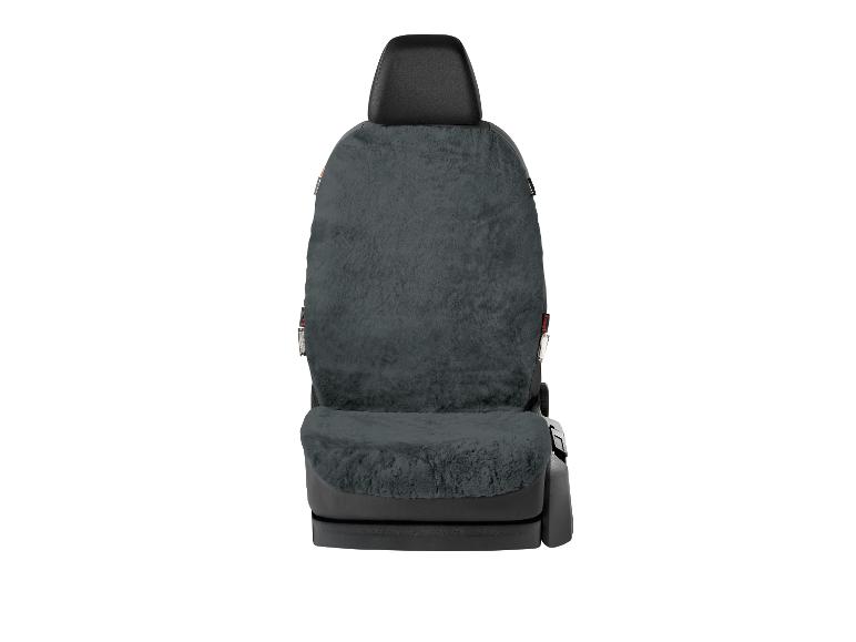 Een grijze, pluche autostoelhoes.