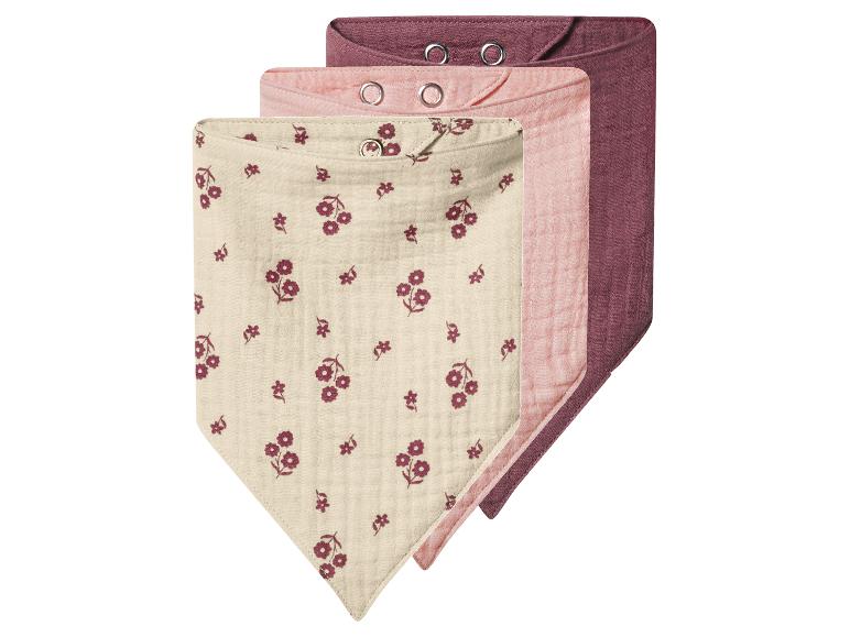 Drie katoenen slabben: één crèmekleurig met bloemenpatroon, één roze en één donkerpaars.