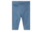 Een paar blauwe baby leggings.