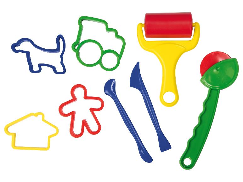 Kleurrijke plastic kleigereedschappen: roller, uitstekers en boetseerhulpmiddelen.