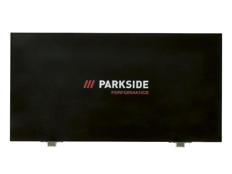 Zwarte doos met een wit en rood logo.