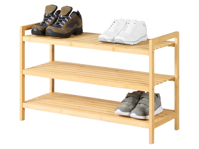 Houten schoenenrek met wandelschoenen, witte sneakers en grijze kinderschoenen.