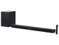 Een zwarte soundbar van Sharp met subwoofer en afstandsbediening.