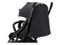 Zwarte Joie kinderwagen, achterkant.