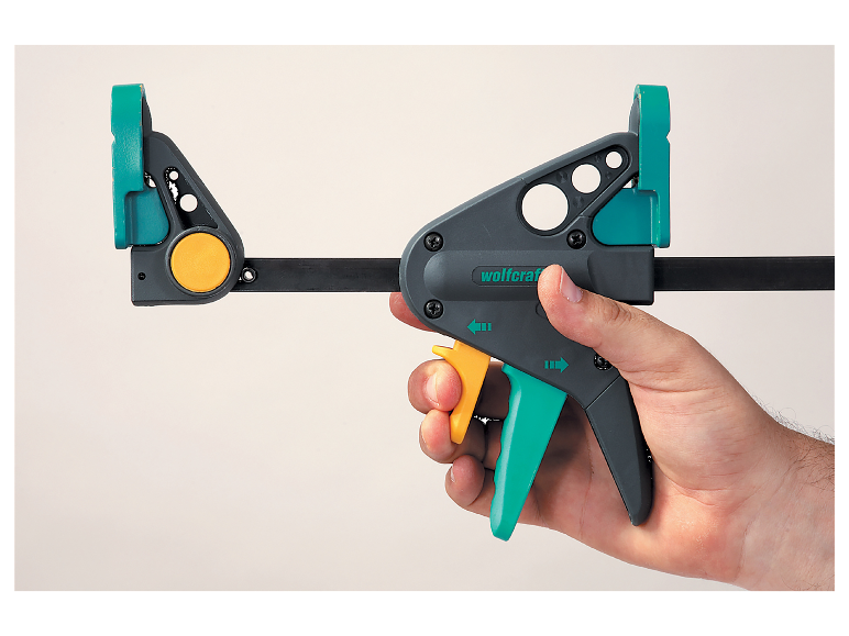 Een Wolfcraft klem wordt in de hand gehouden.