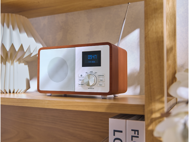 Houten radio in retrostijl op een plank met de tijd op het display.