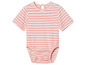 Een roze gestreept babypakje met korte mouwen.