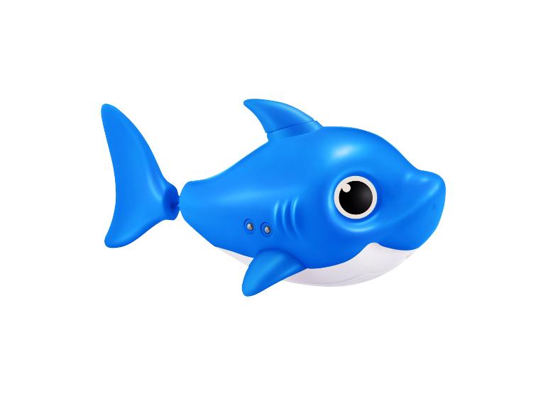 Een blauw babyhaaienspeeltje met grote zwarte ogen op een witte achtergrond.