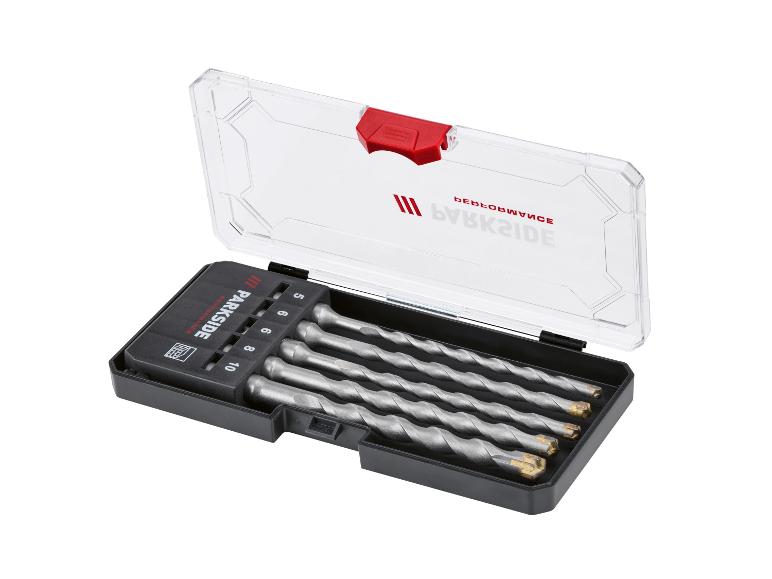 Boorset met vijf boren, opgeborgen in een open transparante doos.