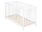 Een witte babywieg met houten lattenbodem en wielen.