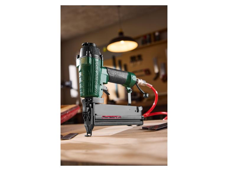 PARKSIDE persluchttacker en -nagelmachine PDT 40 F4 op een werkbank