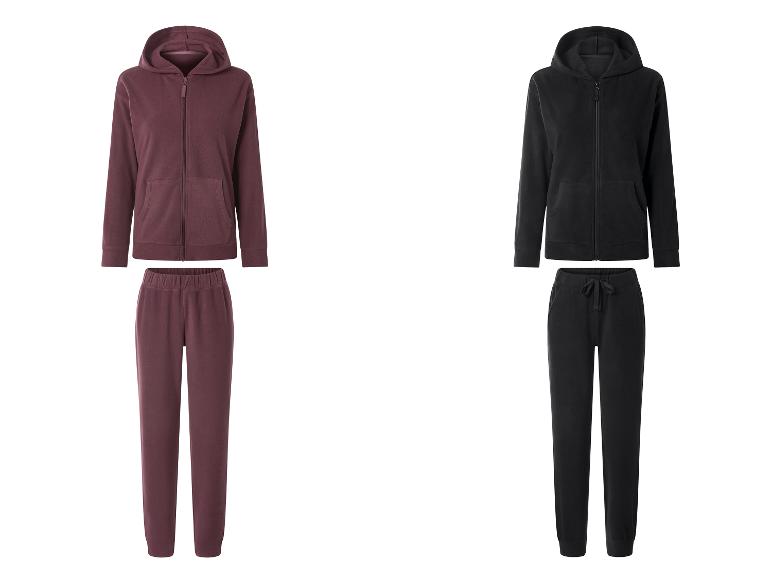 Twee fleece trainingspakken, één bordeauxrood en één zwart.