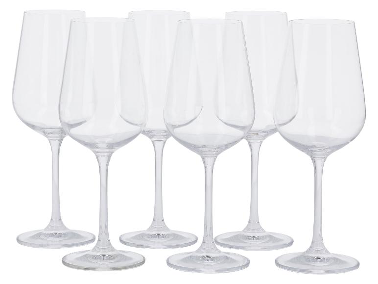 Zes heldere wijnglazen met steel en een modern, elegant ontwerp