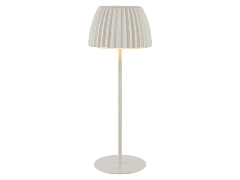 Witte vloerlamp met geplooide kap, die een warme gloed afgeeft.