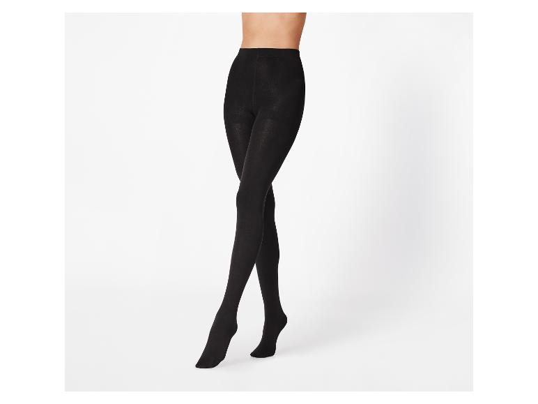 Zwarte panty op een model, op een witte achtergrond.